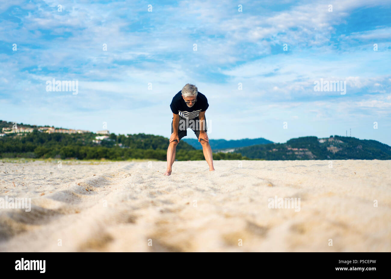 Senior, Rest während der Übung am Strand müde, aktiven Lebensstil Stockfoto
