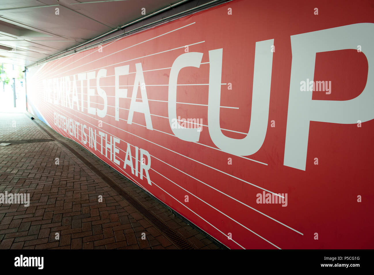FA Cup Zeichen in der Unterführung in der Nähe von Wembley Stadium Stockfoto