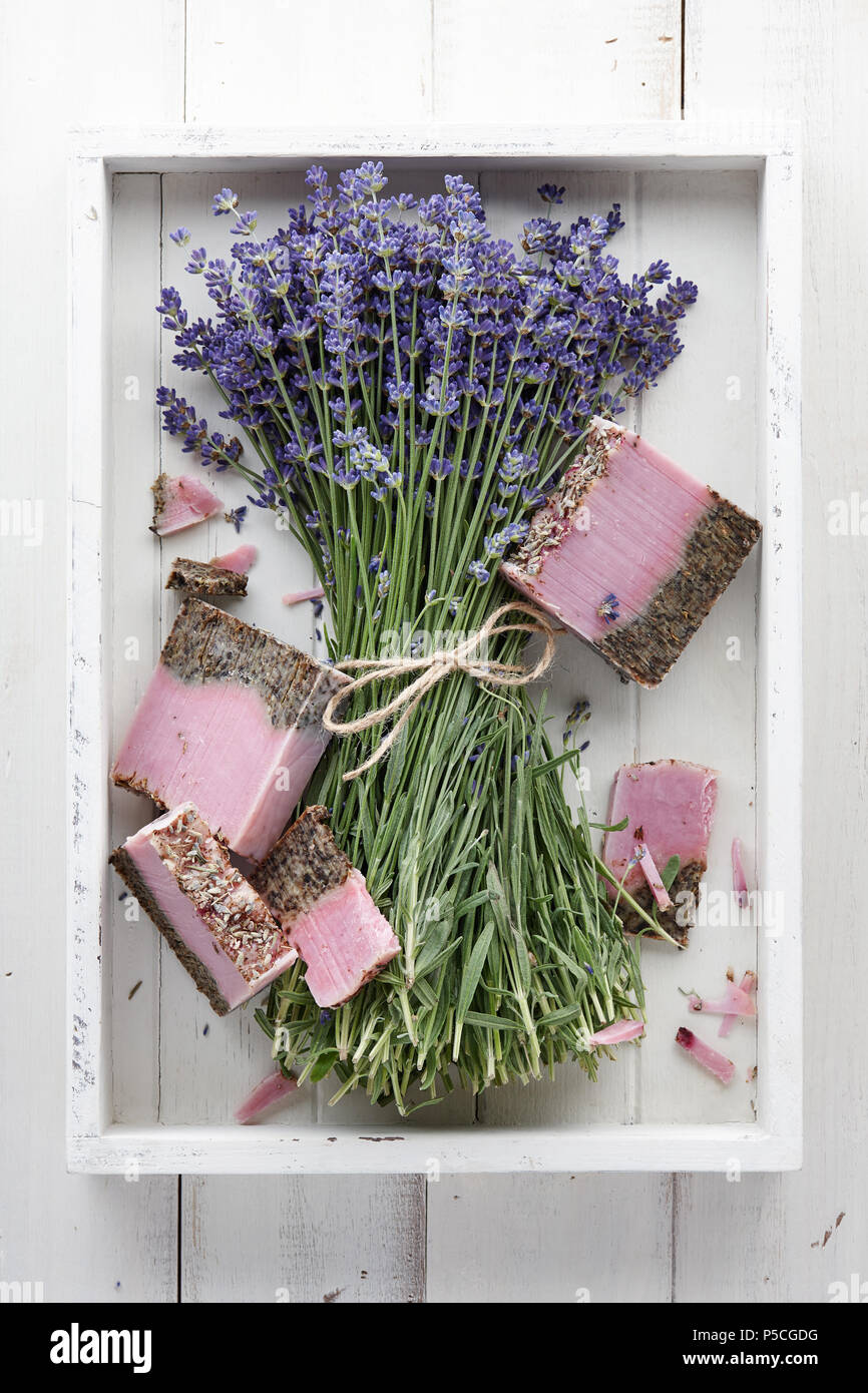 Lavendel Seife und schönen Blumen in White Box Stockfoto