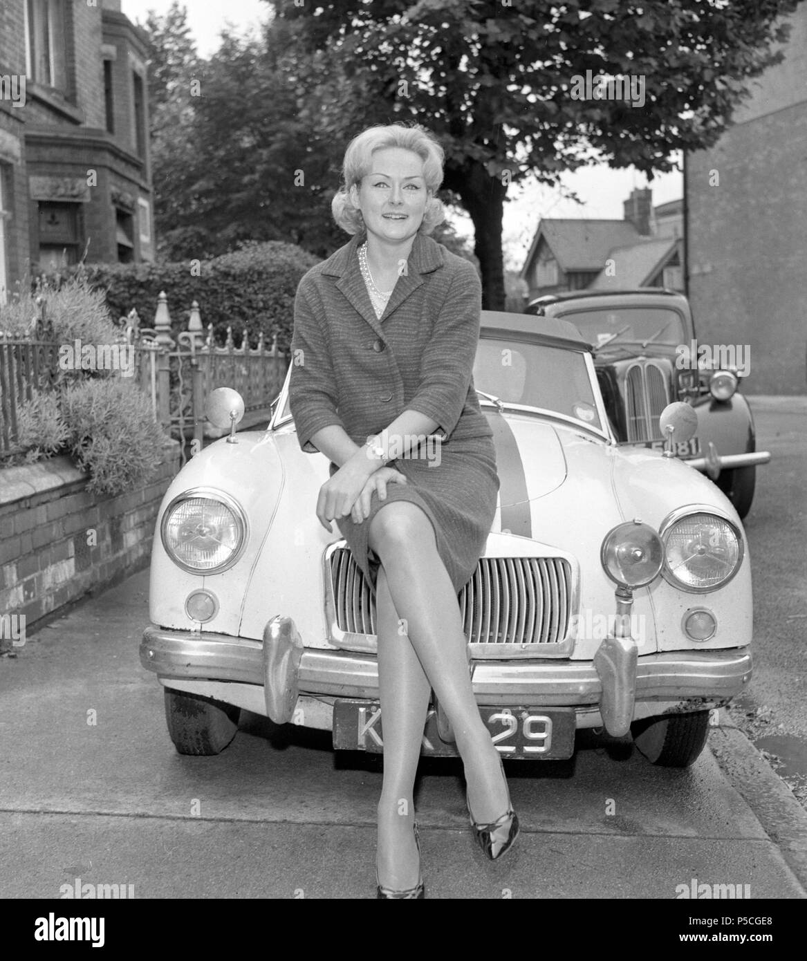 Rosemary Smith, 25, der ein Kleid Designer von Dublin, ist die einzige weibliche Konkurrenz in der kommenden Rallye Monte Carlo. Sie fahren ein Rootes Group Auto in der mörderischen Wettbewerb. Stockfoto