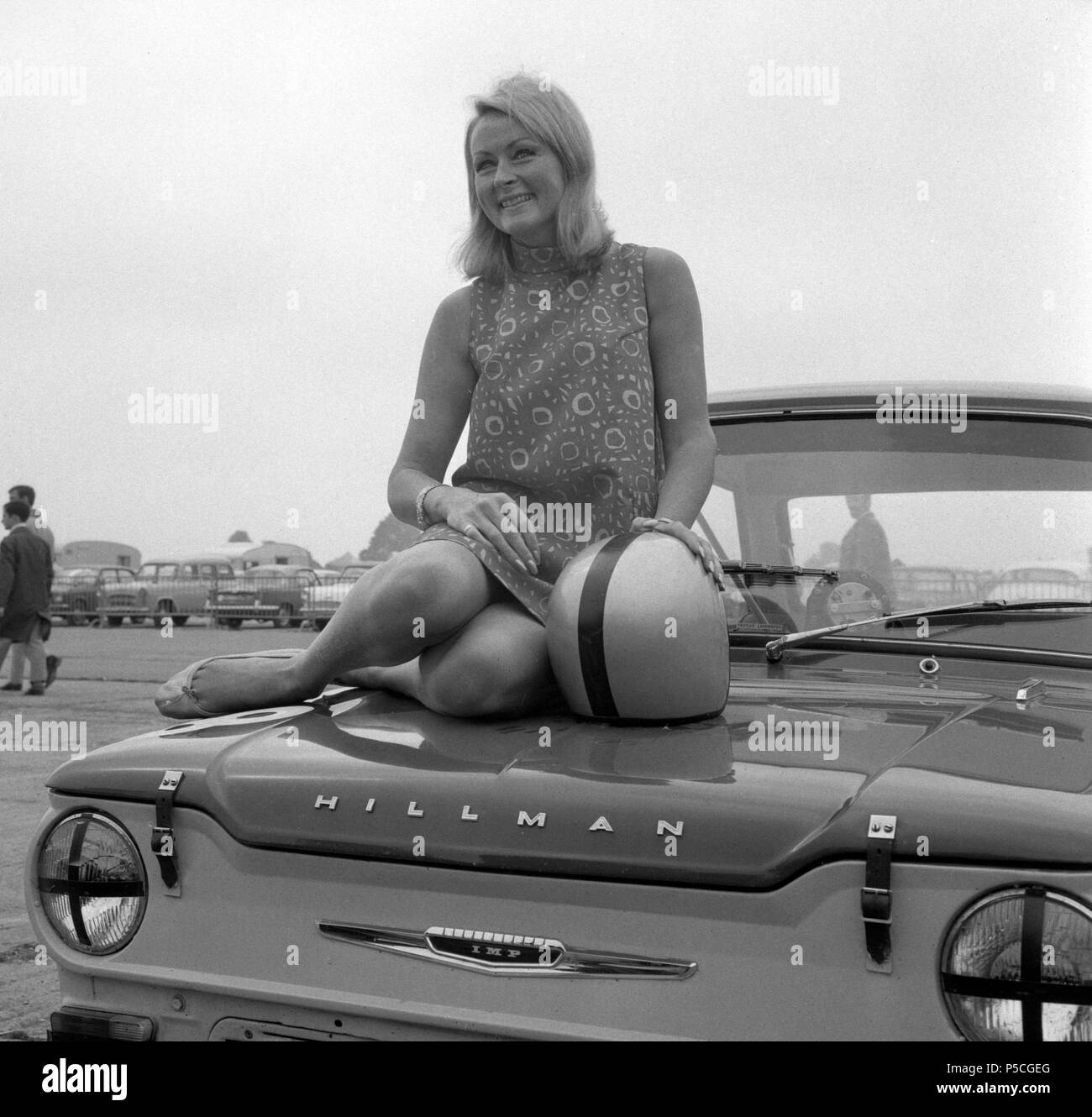 Rosemary Smith, von Dublin, mit ihrem Fraser Imp Auto in Silverstone, wo morgen Sie ist einer von zwei weiblichen Fahrer schwierig der 128 männlichen Fahrer in der RAC-britischen Grand Prix. Stockfoto