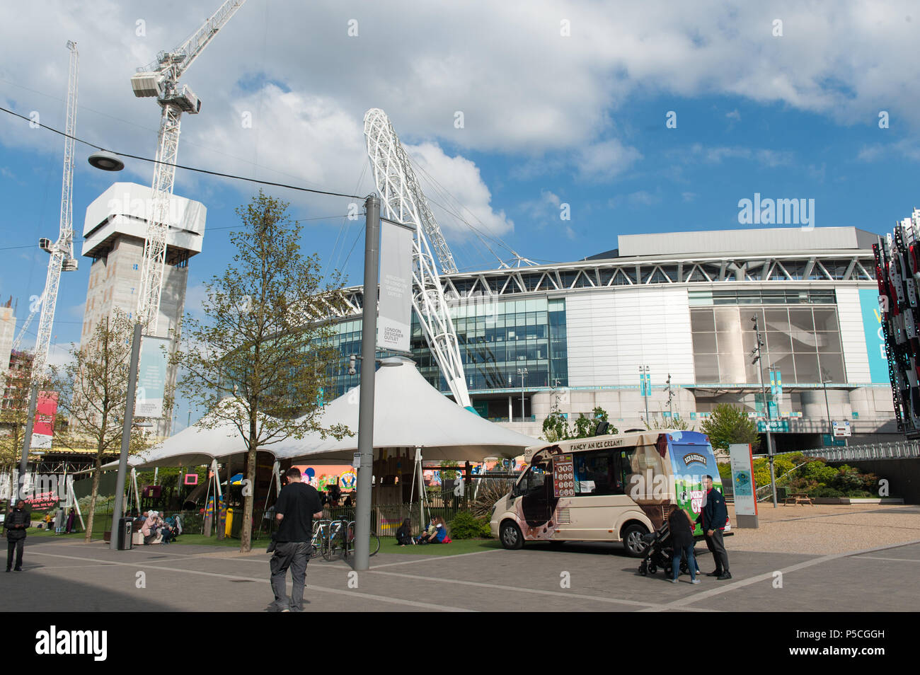 Wembley Stadium im Hintergrund mit Ständen im Vordergrund. Stockfoto