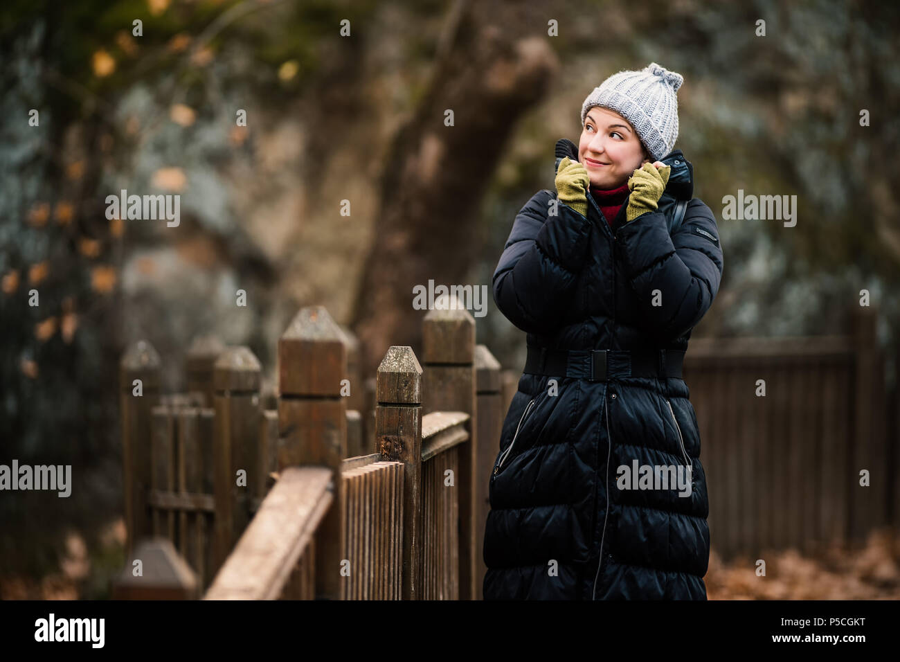 Winter... Frau mit positiver Energie das Leben genießen und lächelt im Wald Stockfoto