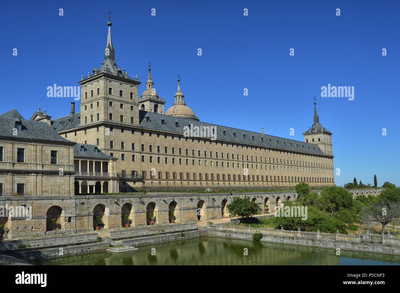 Außenansicht des Klosters von San Lorenzo del Escorial, Provinz Madrid. Spanien. Stockfoto