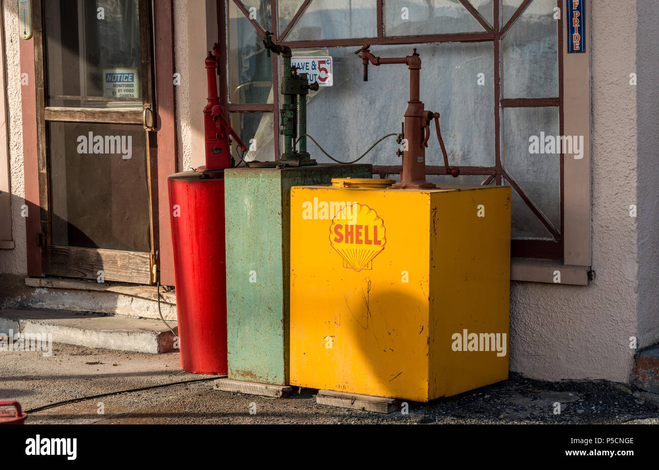Broadway, Virginia, USA, 13. April 2018: Altmodische Benzin pumpe Stockfoto