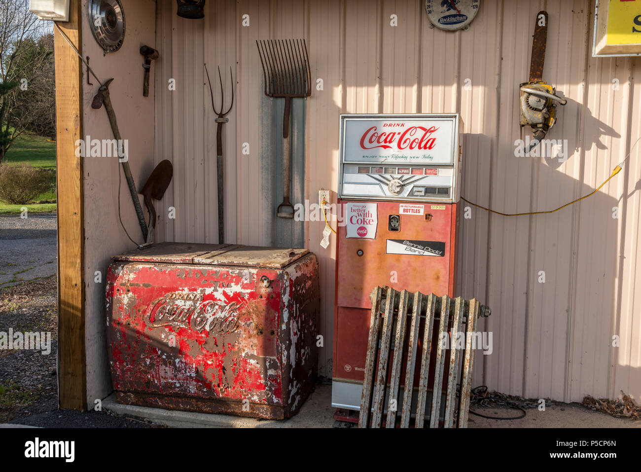 Broadway, Virginia, USA, 13. April 2018: Old fashioned ice cream Freezer und Vending Getränkeautomaten Stockfoto