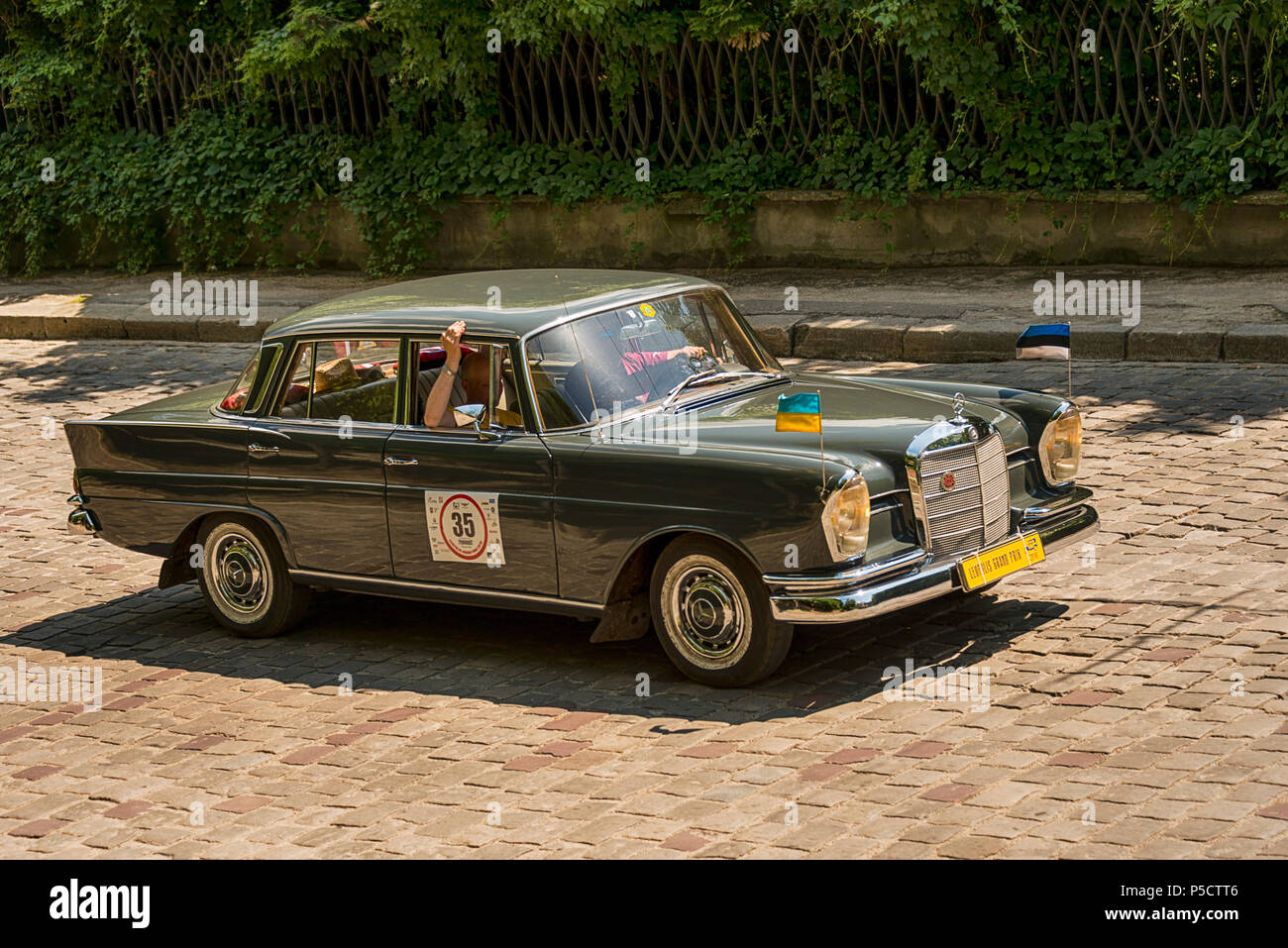 Lemberg, Ukraine - Juni 3, 2018: Alte retro auto Mercedes Benz 220 se (1963) mit seinem Besitzer und eine unbekannte Personen die Teilnahme an Rennen Leopolis gr Stockfoto