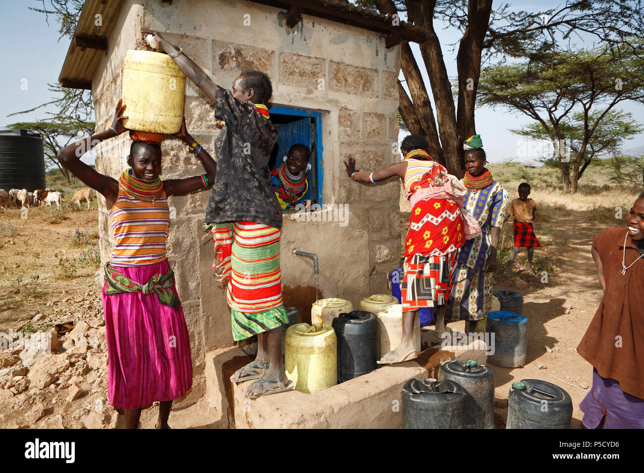 Vieh Hirten mit ihren Herden auf die wenigen Wasserlöcher in der trockenen Landschaft der provinziellen Stadt Isiolo. Seit Jahren Norden Kenias wurde Leiden Stockfoto