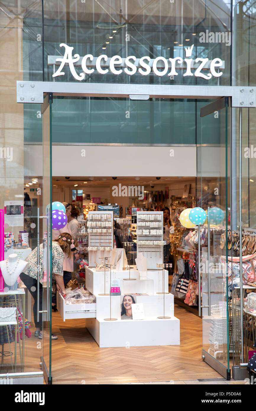 Accessorize clothes accessories shop store -Fotos und -Bildmaterial in  hoher Auflösung – Alamy