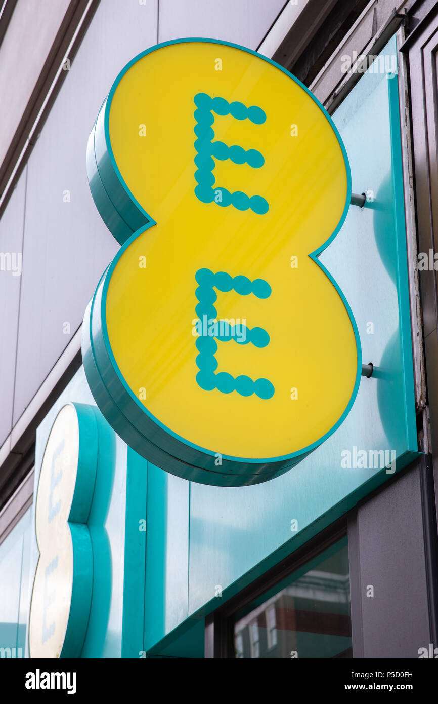 Die EE-Logo auf der Vorderseite eine der Filialen. Stockfoto