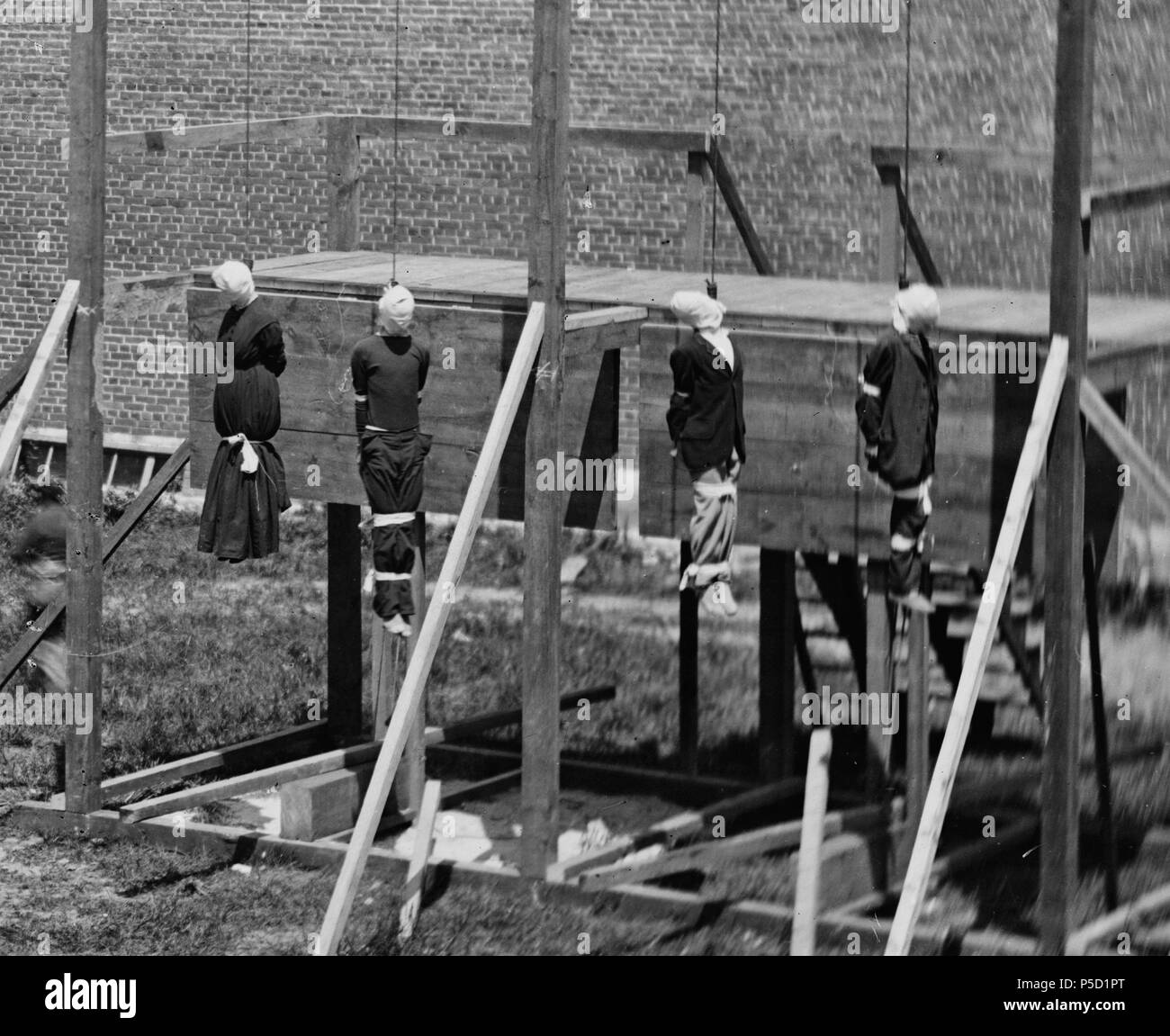 N/A. English: Hinrichtung der vier Mitverschwörer des Lincoln-Attentats (Mary Surratt, Lewis Powell, David Herold und George Atzerodt) Englisch: Ausführung der vier Leute verurteilt als Verschwörer (Mary Surratt, Lewis E.T. Powell, David E. Herold, und George A. Atzerodt) Español: Ejecución de Las Cuatro personas condenadas por la conspiración del asesinato de Abraham Lincoln (Mary Surratt, Lewis Powell, David Herold y George Atzerodt) Français: Ausführung par pendaison des Quatre personnes condamnées Verschwörung dans l'assassinat du Président des Etats-Unis Abraham Lincoln (Maria Surra gießen Stockfoto