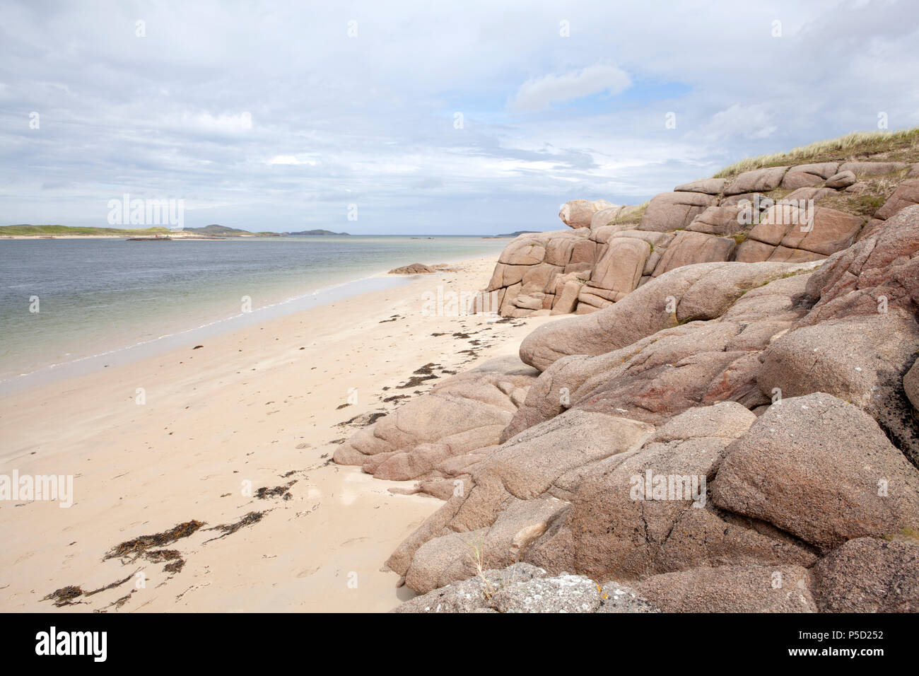 Ein Kanal von Wasser läuft zwischen den Donegal Küste bei Bunbeg und der Insel Inishinny Stockfoto