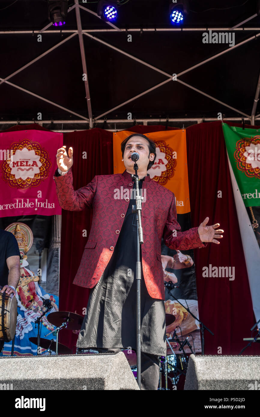 Akbar Ali, Qawwali Sänger aus Lahore, Pakistan, auf der Bühne in Glasgow Incredible India Mela, 2018, im Kelvingrove Park in Wes der Stadt Stockfoto