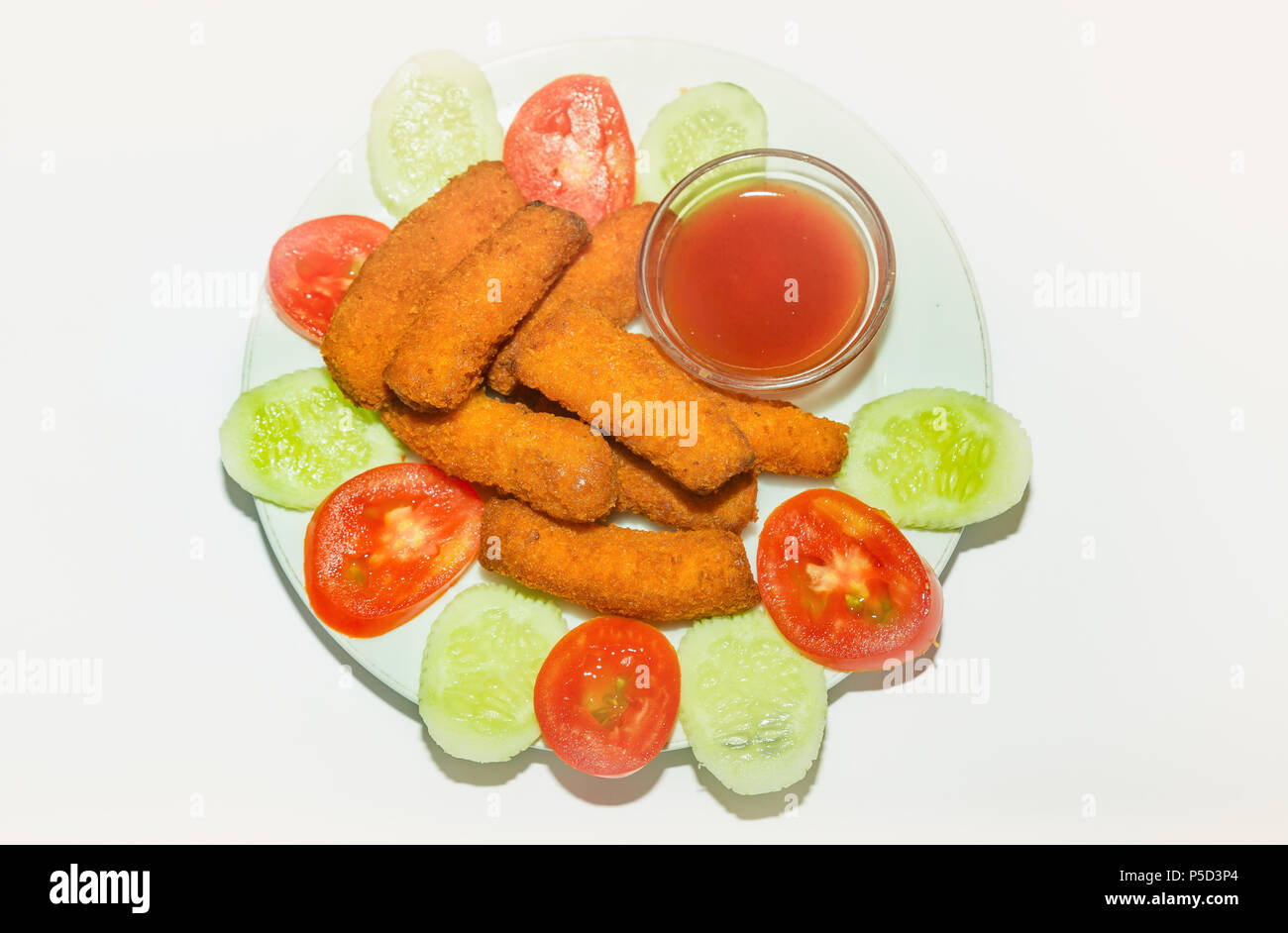Frittierte knusprige Fischstäbchen mit Tomatensauce und grünes Gemüse. Eine beliebte indische Nicht veg starter Gericht. Stockfoto