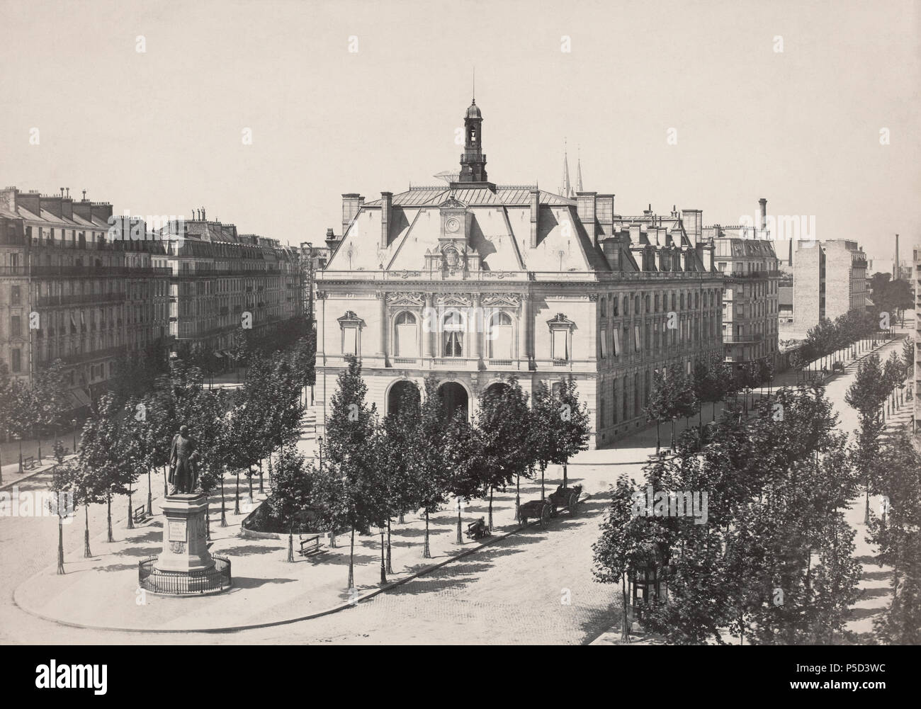 Mairie du 11e Arrondissement, Paris, Frankreich. Englisch: Erhöhte Blick auf Rathaus von Paris XIe arrondissement mit Bäumen gesäumten Alleen auf beiden Seiten und eine Statue 'Au Prince Eugène Napoleon' an Straßen im Vordergrund des Bildes treffen. . Ca. 1850 - 70; Bâtiment conçu par l'Architecte Étienne-Fran çois Gancel et construit en 1862 et 1865, donc / Hebeln entre 1865 et 1870.. N/A 327 Charles Marville, Mairie du 11e Arrondissement Stockfoto