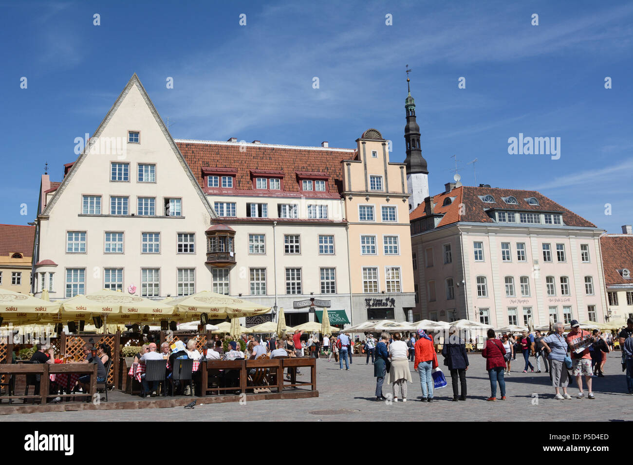 TALLINN, Estland - 12. Mai 2018: Touristen speisen und Spaziergang rund um den Rathausplatz - Raekoja plats - in der Altstadt von Tallinn, einem UNESCO-Heritag Stockfoto