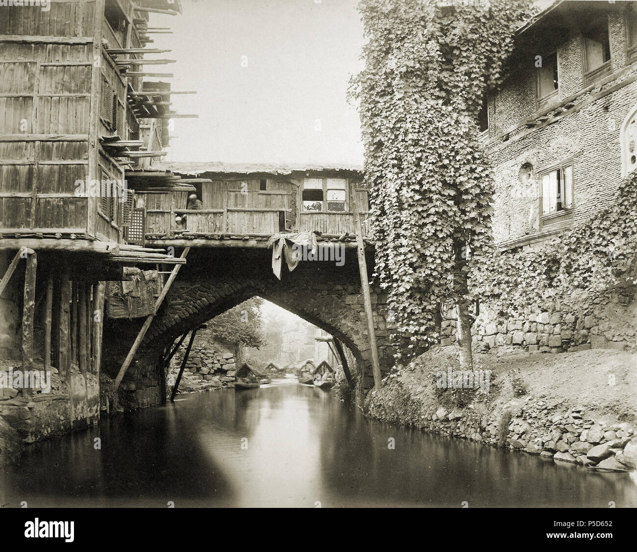 N/A. Deutsch: "Brücke über den Kanal Marqual, Kaschmir, "Schwarz und Weiß Foto, der britische Fotograf Samuel Bourne. Aus dem Jahr 1865. Mit freundlicher Genehmigung der British Library, London. 29. April 2011. Samuel Bourne (1834 - 1912) Beschreibung der britische Fotograf Geburtsdatum / Tod 30. Oktober 1834 24. April 1912 Ort der Geburt / Todes Mucklestone Nottingham Authority control: Q 337475 VIAF: 17498395 ISNI: 0000 000066387317 ULAN: 500022534 82235787 LCCN: n Open Library: OL 5842150 ein WorldCat 235 Brücke über den Kanal Marqual Cashmere von Samuel Bourne 1865 Stockfoto