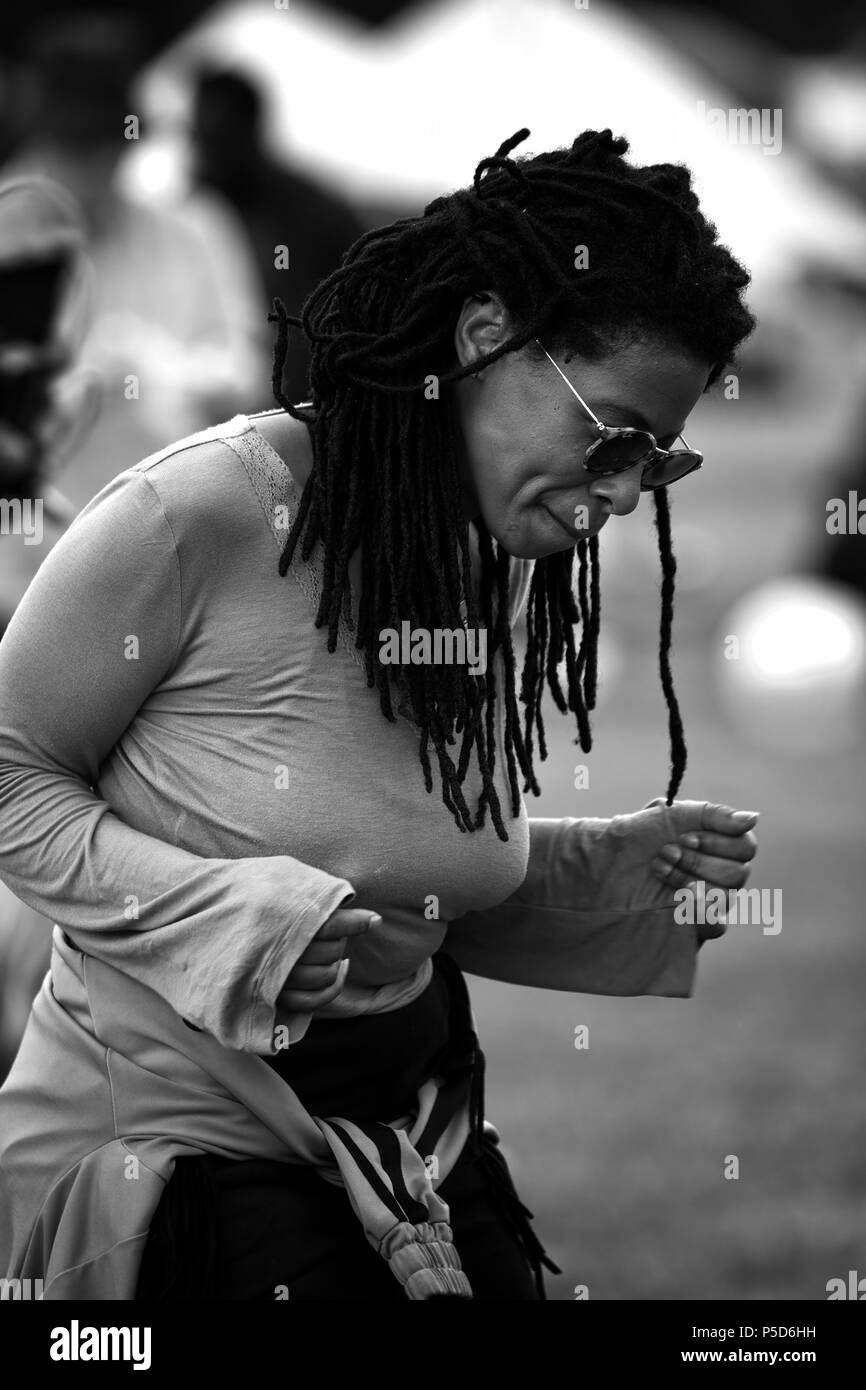 Candid monochromen Bild eines schönen schwarzen Frau mit Afro dreadlocks Haar tanzen im 2018 Afrika Oye Music Festival im Sefton Park, Liverpool. Stockfoto