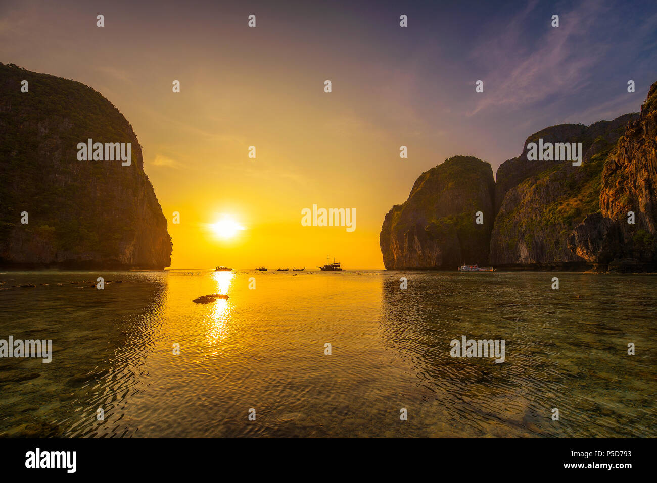 Sonnenuntergang an der Maya Beach auf Koh Phi Phi Island in Thailand Stockfoto