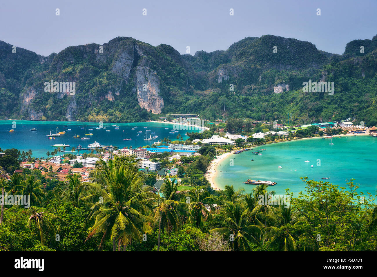 Tonsai Village und die Berge von Koh Phi Phi Island in Thailand Stockfoto