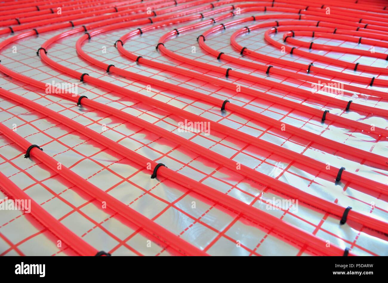 In der Nähe von Wasser Fussbodenheizung Rohre auf dem silber-reflektierende Folie. Stockfoto