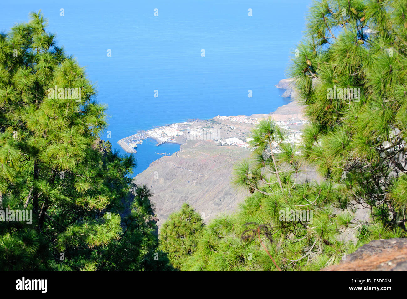 Malerische Ansicht von Tamadaba Berge auf Agaete Dorf und Hafen Las Nieves, Gran Canaria, Spanien Stockfoto