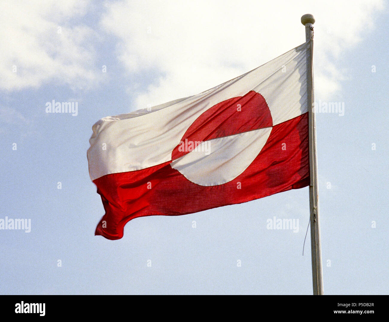 Grönland FLAGGE 1995 gegen Himmel am Fahnenmast wurde durch Thue Christiansen entworfen hat 1985 Stockfoto