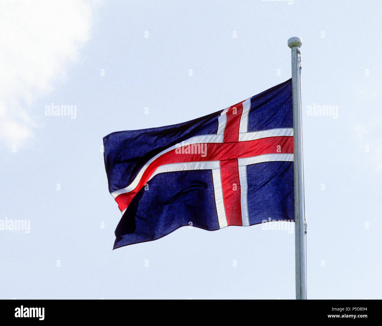 Island Flagge 1995 auf Flag pole gegen Sky Stockfoto
