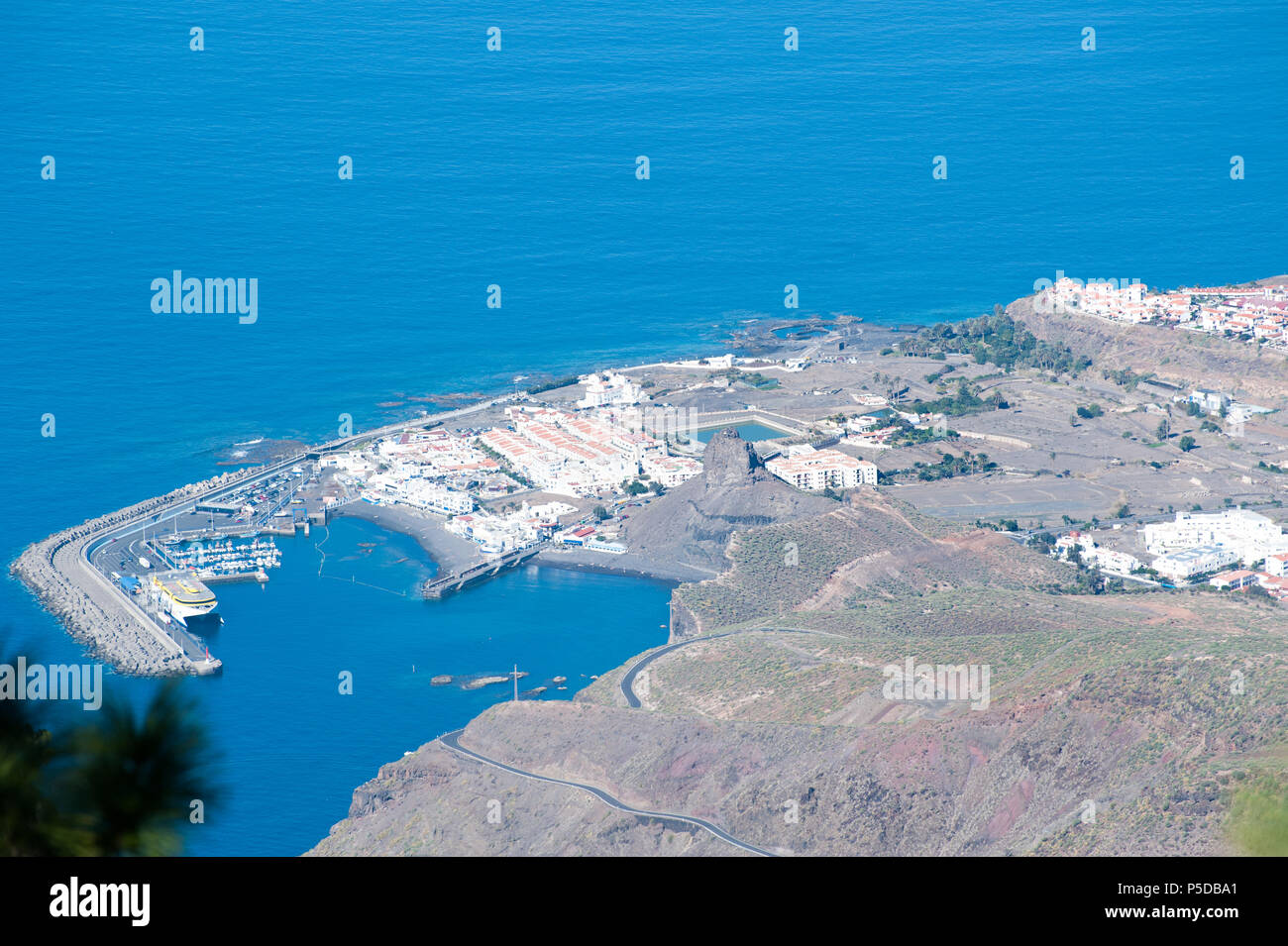 Dorf Agaete auf Gran Canaria, Blick von oben auf Port de Las Nieves in Agaete auf Gran Canaria, Spanien. Stockfoto