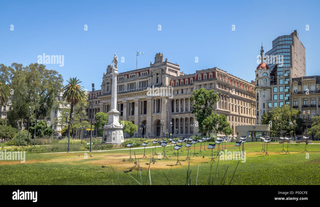 Plaza Lavalle mit Argentinien Supreme Court und Mirador Massue - Buenos Aires, Argentinien Stockfoto