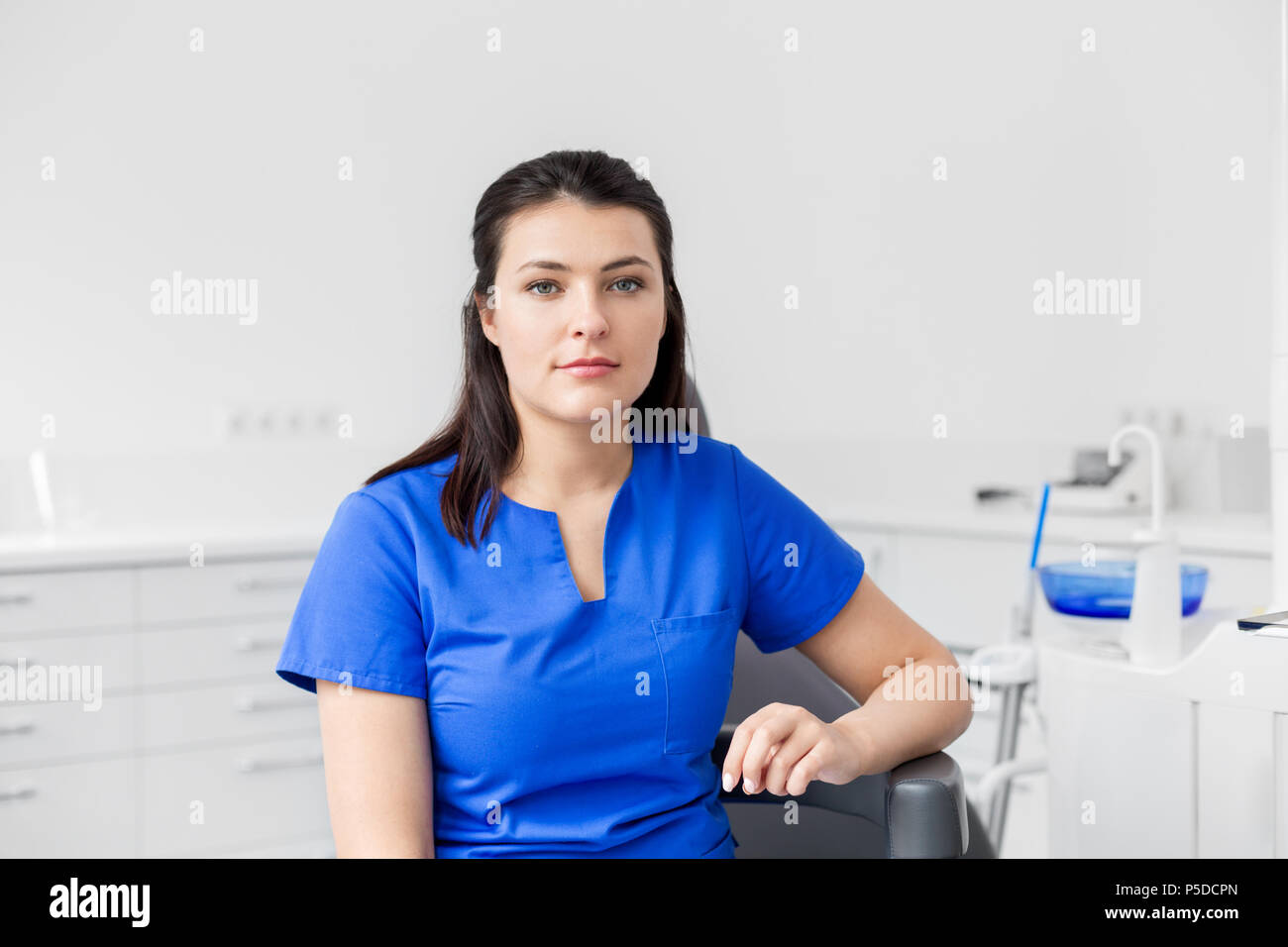 Weibliche Zahnarzt oder Krankenschwester in der zahnmedizinischen Klinik Büro Stockfoto