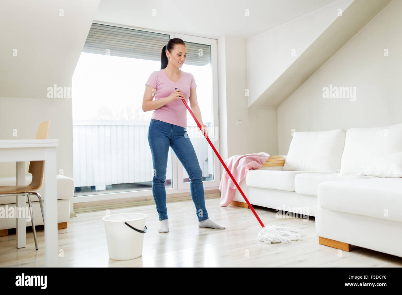 Frau oder Hausfrau mit Mop Reinigung Boden zu Hause Stockfoto
