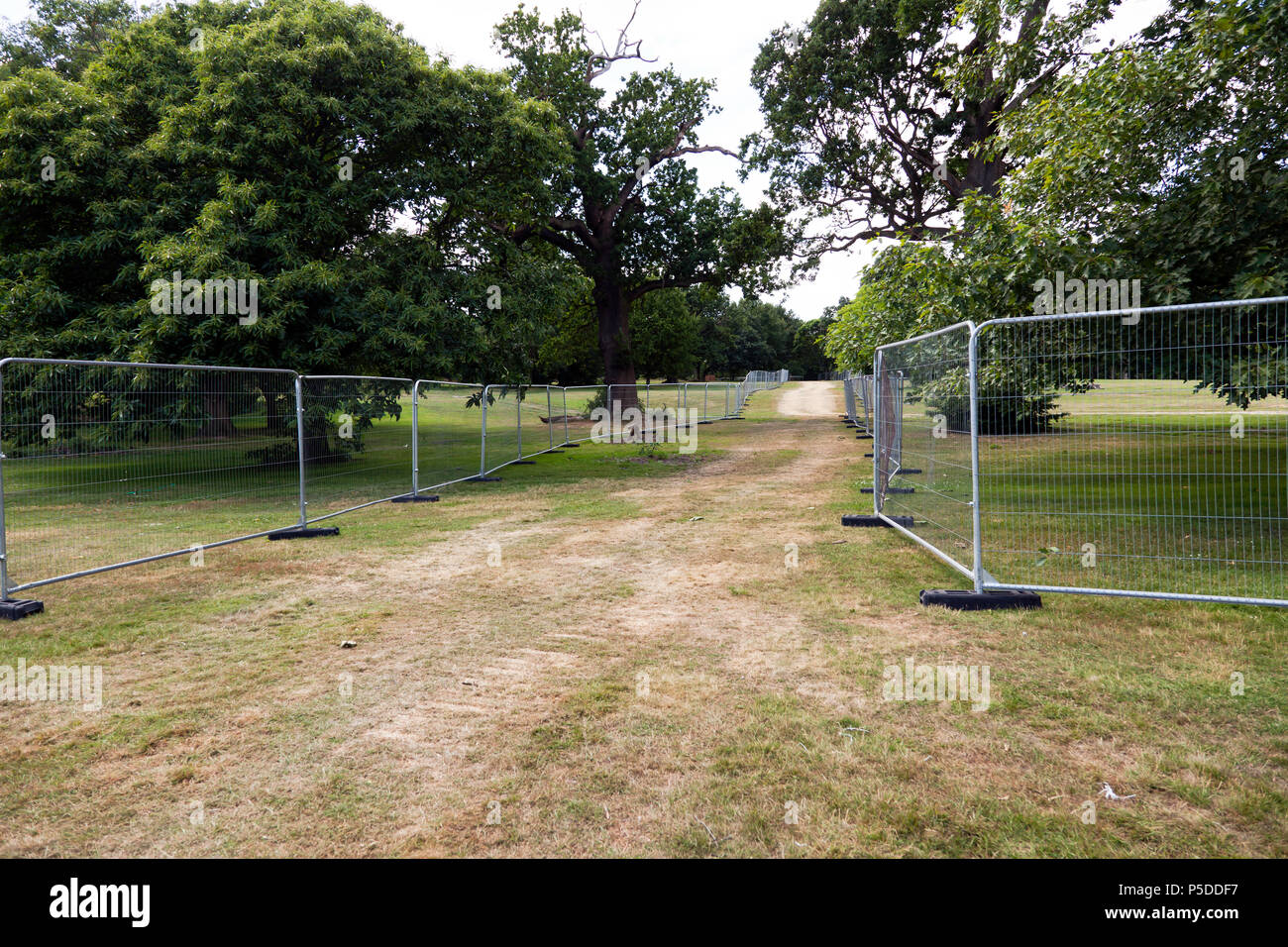 Temporäre Metallzäune für Bau Verkehr während Verbesserungen nach Beckenham Place Park Stockfoto