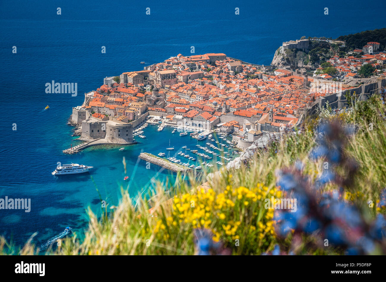 Panoramablick auf das luftbild der Altstadt von Dubrovnik, eines der bekanntesten touristischen Destinationen im Mittelmeer, von Srd Berg Stockfoto