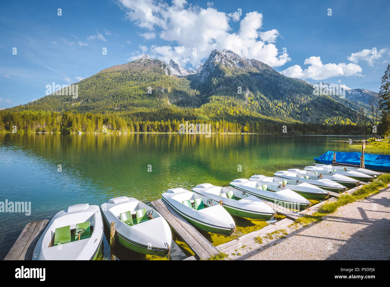 Wunderschöne Aussicht auf traditionellen Schiffen am malerischen Hintersee an einem schönen sonnigen Tag im Sommer, Bayern, Deutschland Stockfoto