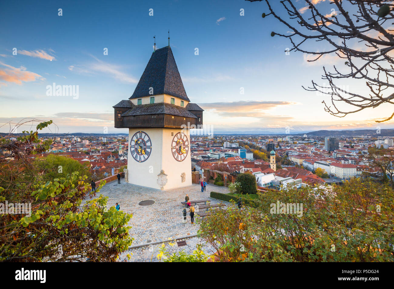 Classic panorama Blick auf die historische Stadt Graz mit berühmten Grazer Uhrturm Uhrturm im schönen Abendlicht bei Sonnenuntergang, Steiermark, Österreich Stockfoto