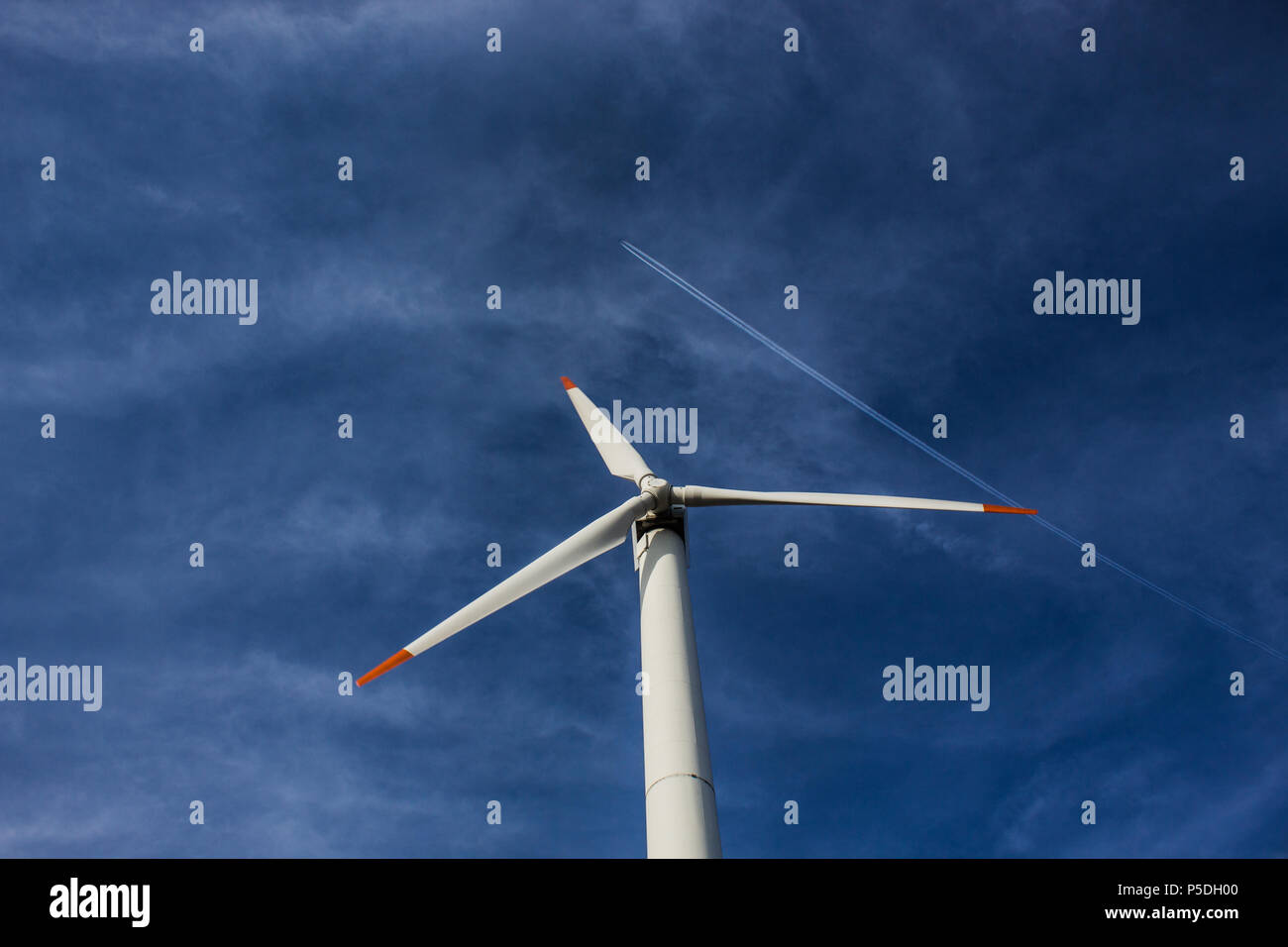 Erneuerbare Energien Vs. Fossile Brennstoffe. Kontrast Kontrast zwischen fossilen Energie und Windenergie. Stockfoto