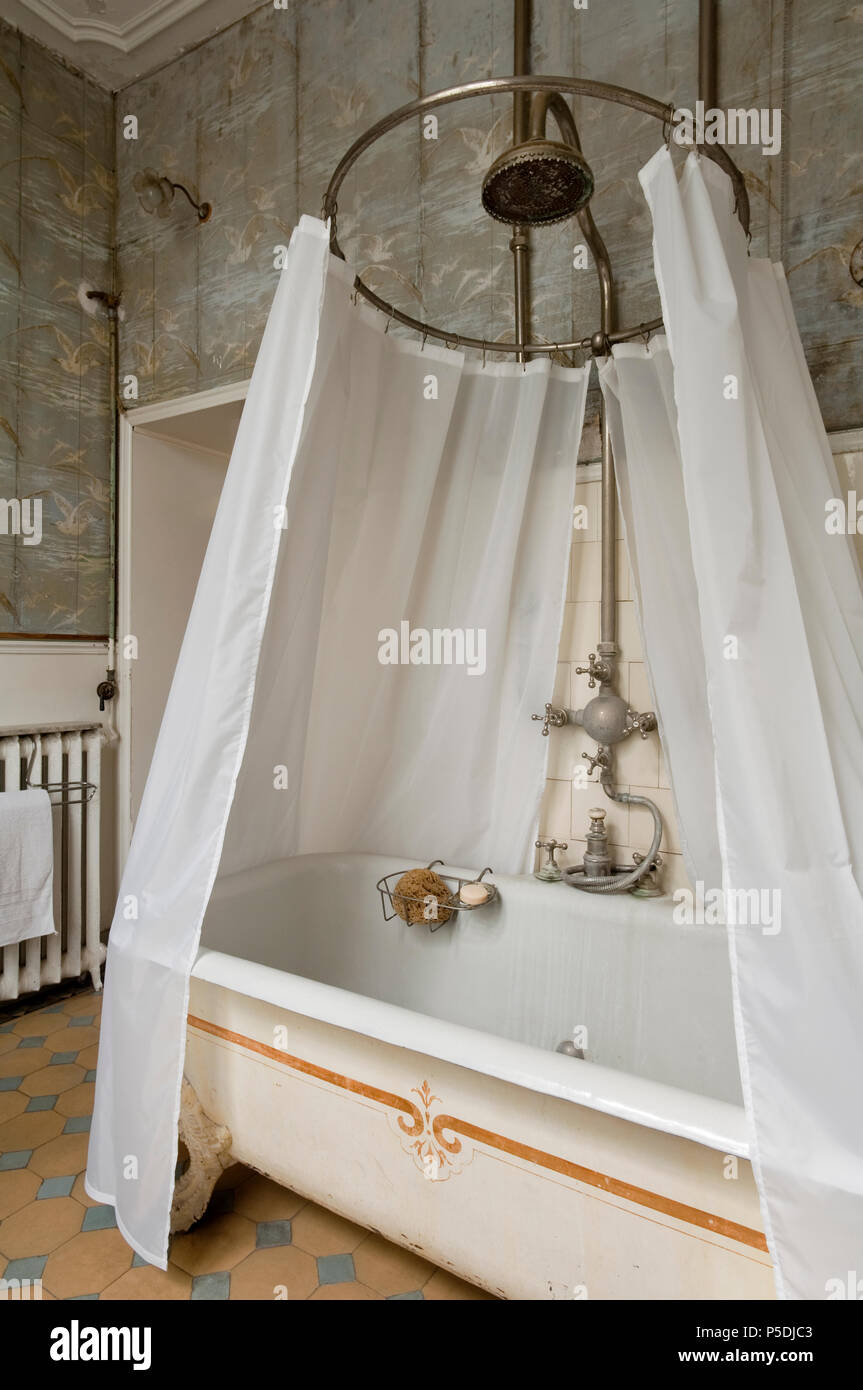 Duschvorhang mit frei stehender Badewanne Stockfoto