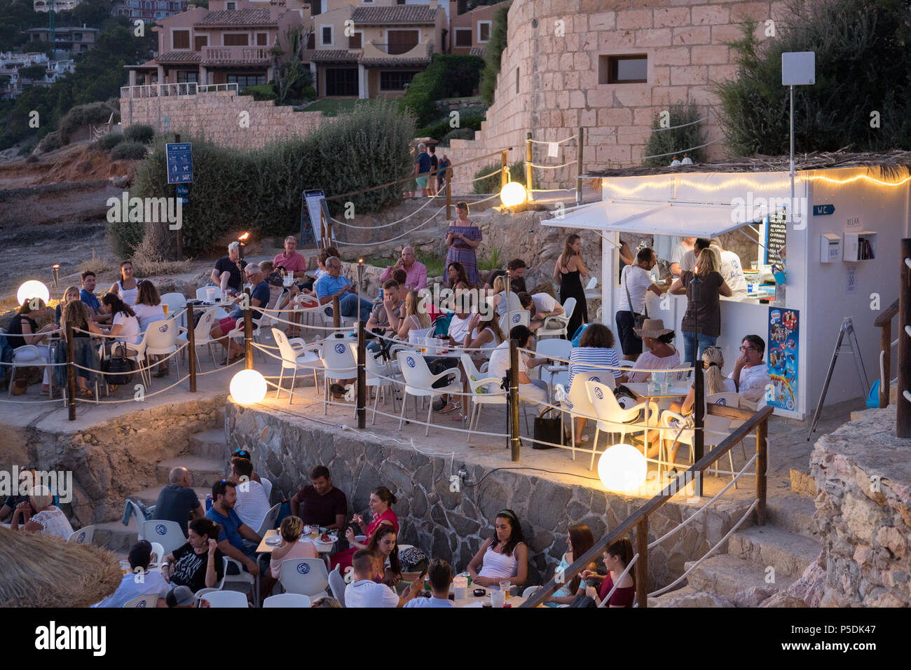 Beach Bar Spanien Mallorca, Menschen Touristen Stehen und Sitzen, Baleric Stockfoto