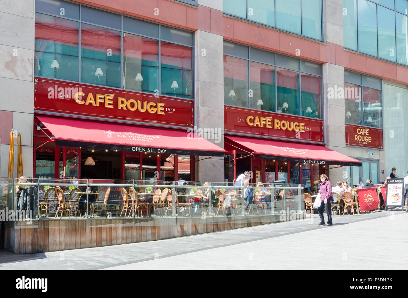 Die Gäste sitzen draußen Café Rouge Restaurant in Bull Ring Shopping Centre im Zentrum von Birmingham Stockfoto