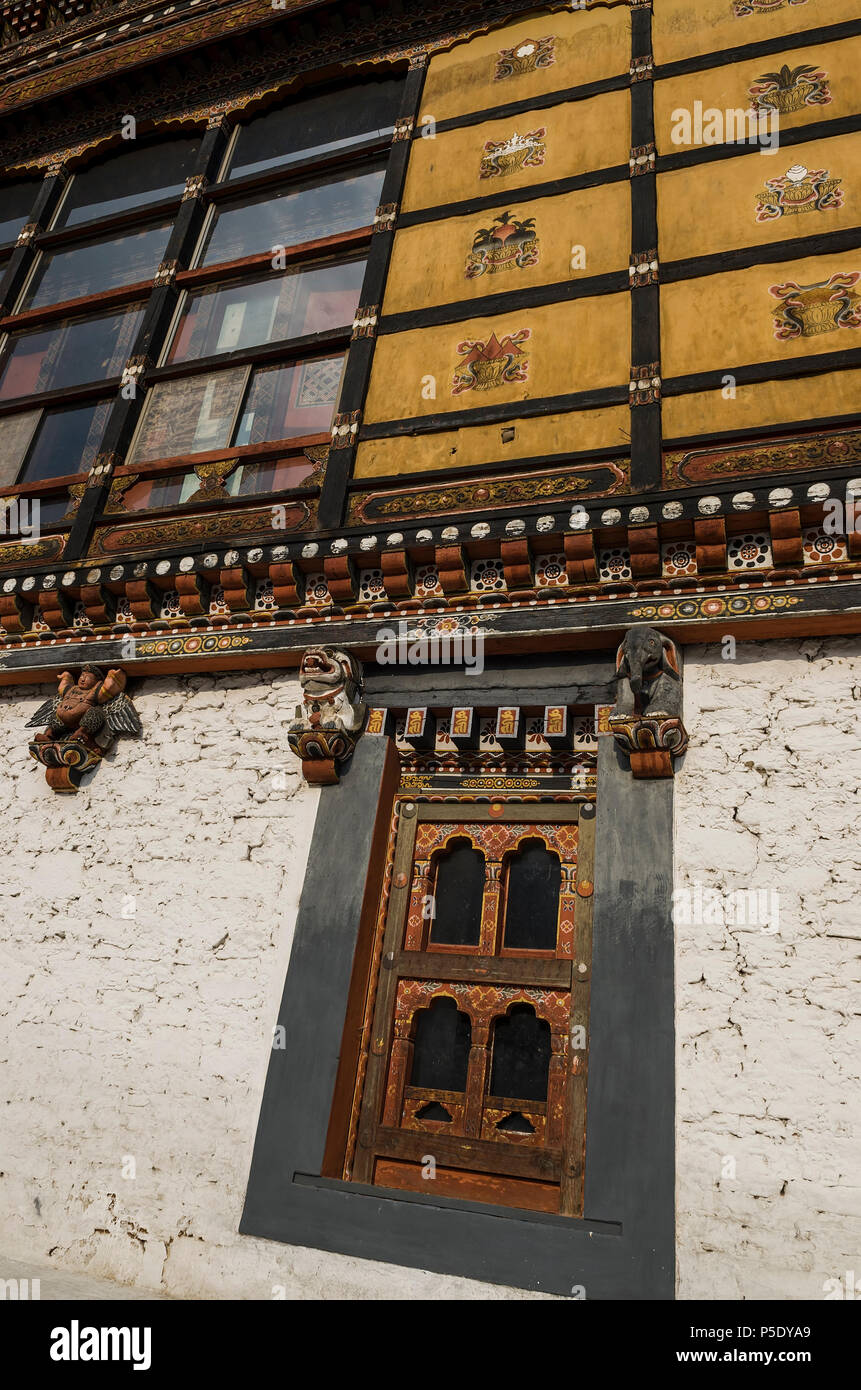 Malerei und Holzarbeiten von Windows und die Tür am Tashi Cho Dzong, Thimpu, Bhutan - Tashi-Cho (oder) Tashichho Dzong ist die respektvolle Dzong in Thimph Stockfoto