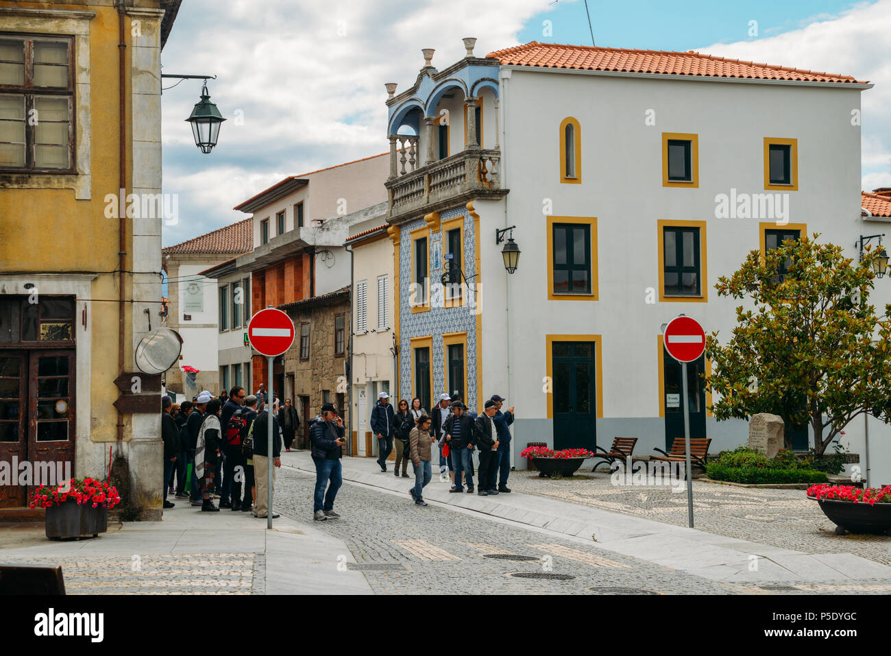 Jüdische Touristen in Belmonte, Portugal. Die Stadt hat einen starken jüdischen Erbe seit dem Mittelalter Stockfoto