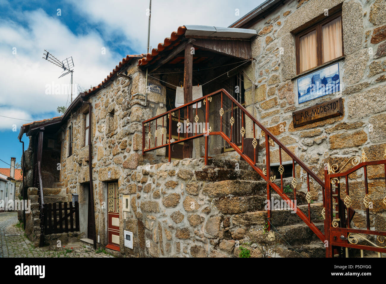 Eingang zu einem traditionellen Haus aus Stein in Belmonte, Portugal Stockfoto
