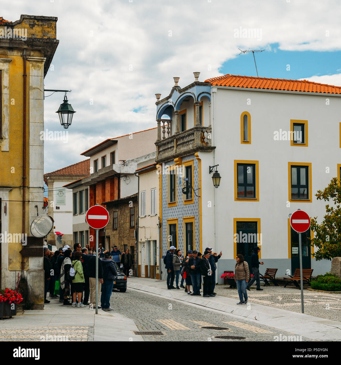 Jüdische Touristen in Belmonte, Portugal. Die Stadt hat einen starken jüdischen Erbe seit dem Mittelalter Stockfoto