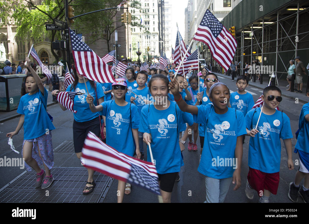 Schulkinder marschieren in Lower Manhattan entlang des Broadway bei der jährlichen patriotischen Flag Day Parade in New York City. (Schüler von P.S. 2 aus der Lower East Side Chinatown Nachbarschaft marschieren in die Parade.) Mittelschule, Schüler Stockfoto