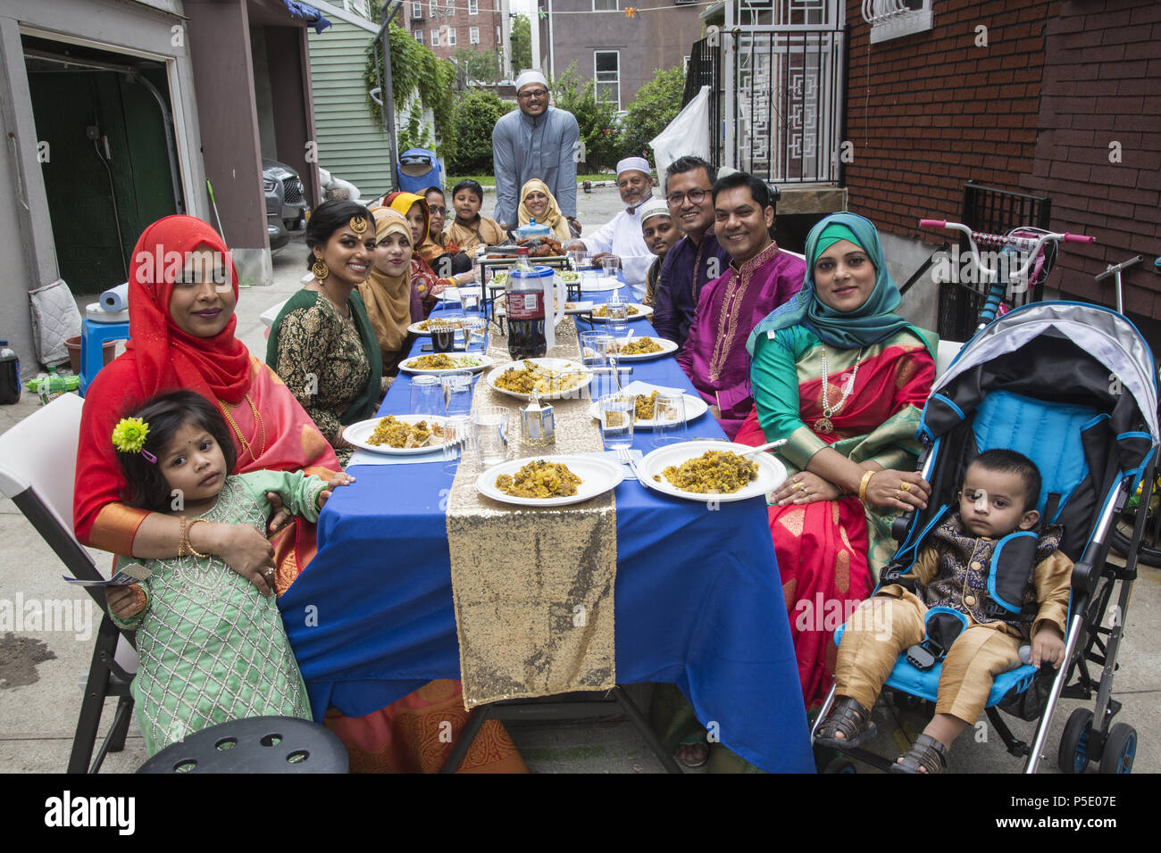 Bangladeshi Amerikanische muslimische Familie von 3 Generationen in Brooklyn, NY brechen die schnell auf der Eid Urlaub am Ende des Ramadan. Eid al-Adha, hat keine bestimmte Zeitdauer und "Fest der Fastenbrechen") ist ein wichtiger religiöser Feiertag gefeiert von Muslimen weltweit, markiert das Ende des Ramadan, des islamischen heiligen Monats fasten (Saum). Stockfoto