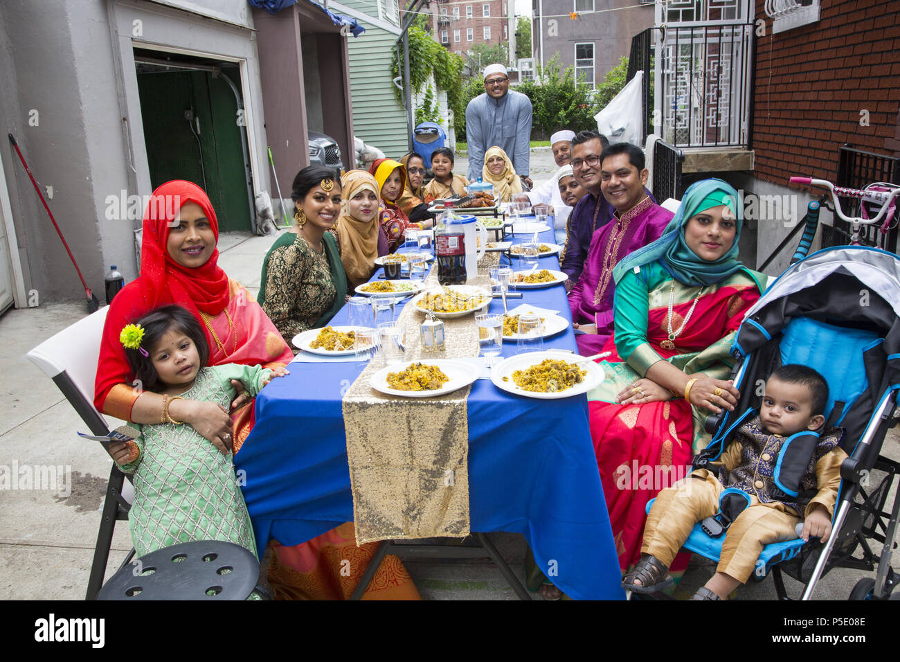 Bangladeshi Amerikanische muslimische Familie von 3 Generationen in Brooklyn, NY brechen die schnell auf der Eid Urlaub am Ende des Ramadan. Eid al-Adha, hat keine bestimmte Zeitdauer und "Fest der Fastenbrechen") ist ein wichtiger religiöser Feiertag gefeiert von Muslimen weltweit, markiert das Ende des Ramadan, des islamischen heiligen Monats fasten (Saum). Stockfoto