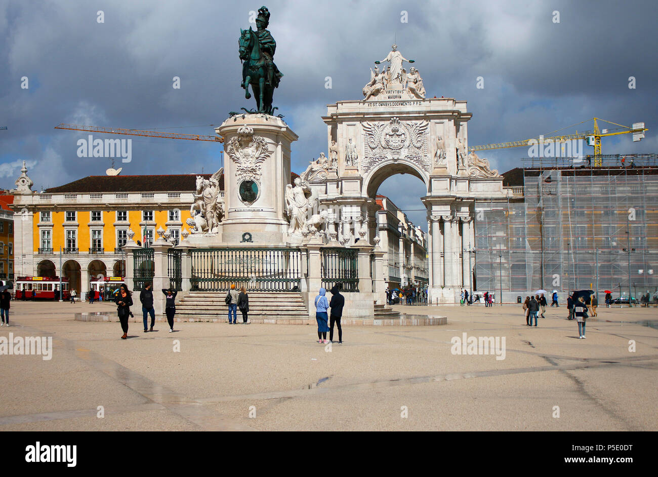 Arco da Rua Augusta, Estatua de Dom Jose ICH, Plaza de Comercio, Lissabon, Portugal. Stockfoto