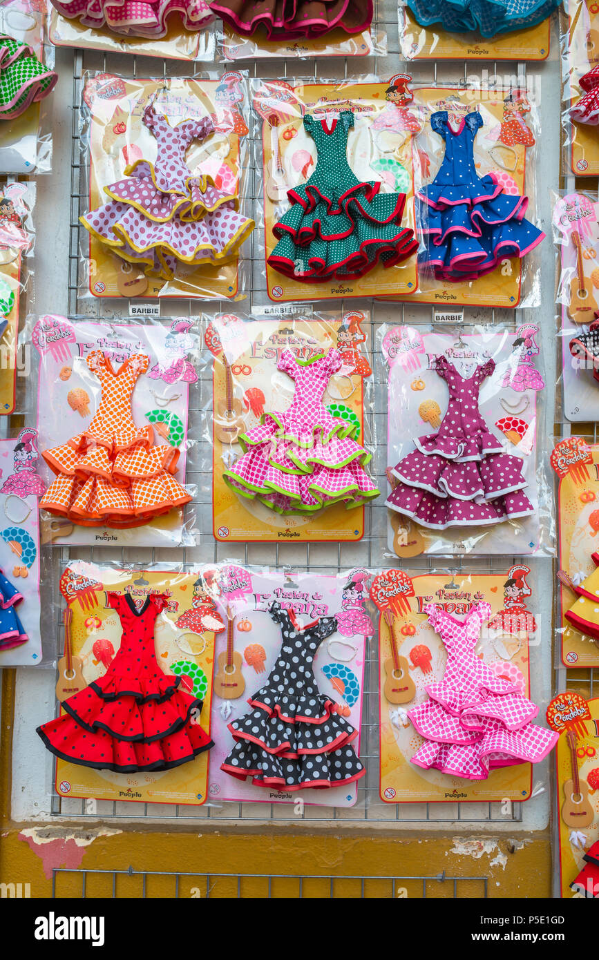 Andalusien Spanien Kleid, eine Anzeige der Andalusischen Kleider gestalteten Puppen' für den Verkauf außerhalb ein Souvenirgeschäft in Córdoba (Córdoba), Spanien. Stockfoto