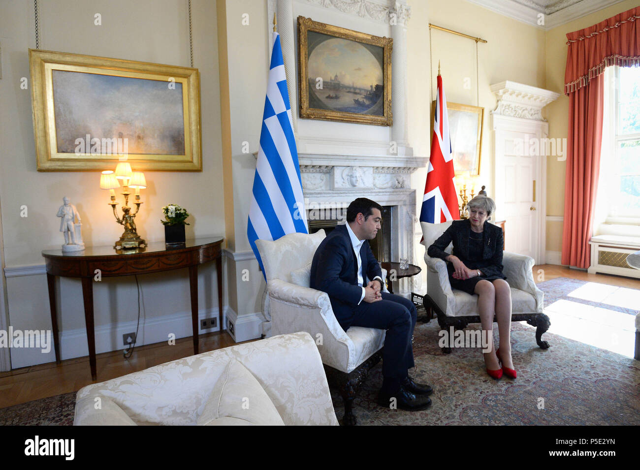 Premierminister Theresa kann Gespräche mit ihrem griechischen Amtskollegen Ministerpräsident Alexis Tsipras an Nr. 10 Downing Street, London. Stockfoto